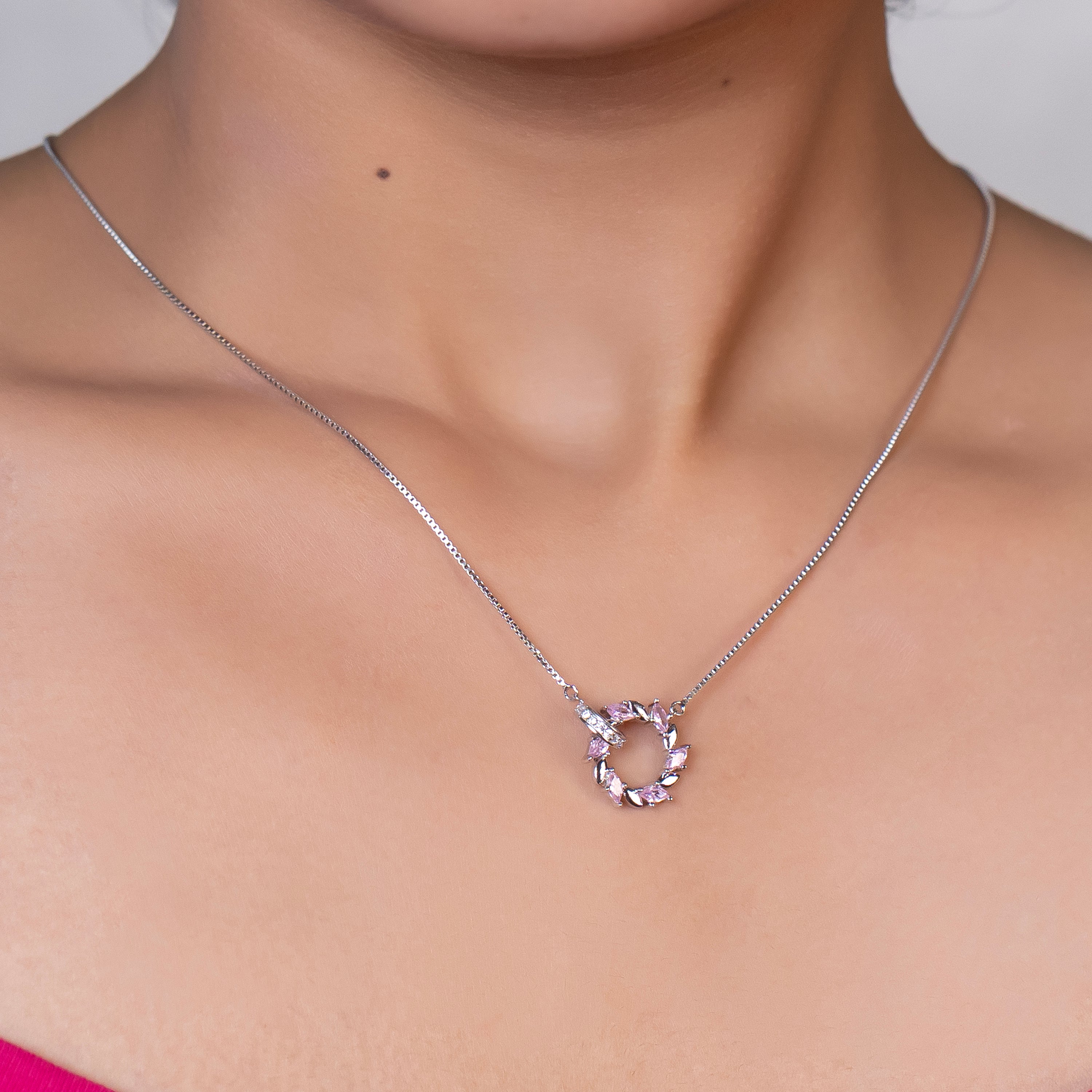 Rosy Laurel Spinner Necklace